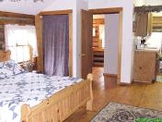 Romantic Log Cabin Accommodation with a Deck near Hiawassee, Georgia - 4