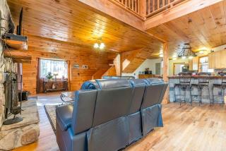 Gorgeous Cabin with Pool Table, Fire Pit and Hot-tub in Cleveland, Georgia - 2