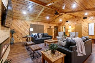 Wonderful Cabin Perfect for Family Getaways in Broken Bow, Oklahoma - 1