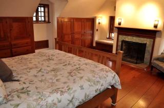 Majestic 1700s Accord Accommodation Ideal for Family Getaways in New York - 9