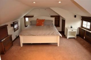 Majestic 1700s Accord Accommodation Ideal for Family Getaways in New York - 2