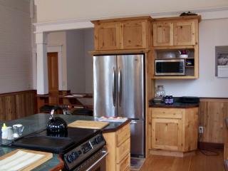 Beautiful Three-Bedroom Cottage Rental on Coquille River in Bandon, Oregon - 4