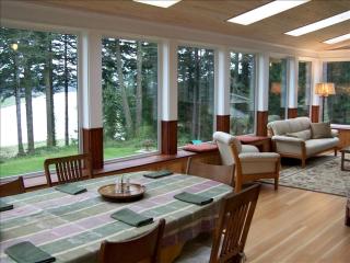Beautiful Three-Bedroom Cottage Rental on Coquille River in Bandon, Oregon - 9
