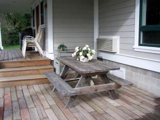 Beautiful Three-Bedroom Cottage Rental on Coquille River in Bandon, Oregon - Bandon - 6