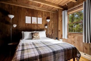Vibrant Woodland Cabin Sanctuary near Great Cacapon River in West Virginia - 8