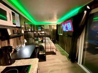 Fully Refurbished Container in Devore Heights, California, for Glamping Trips on Route 66 - 7