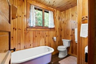 Cozy Cabin for Eight People with Lake Views near Plattsburgh - 3