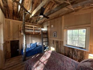 Eco-Friendly, Abstract Treehouse Surrounded by Wildlife and Hiking Trails For a Special Getaway in Sparrow Bush, New York - 8