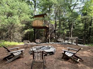 Eco-Friendly, Abstract Treehouse Surrounded by Wildlife and Hiking Trails For a Special Getaway in Sparrow Bush, New York - 6