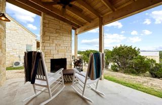 Relaxing Accessible Cottage with Outdoor Fireplace for a Peaceful Getaway near Austin, Texas - 4