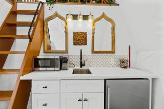 Beautiful Lofted Dome with Cozy Deck and Charming Design in Elgin, Texas - 5