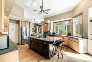 Enchanting Vacation Rentals with Breathtaking Lake Views near Lake Fernan in Idaho - 6