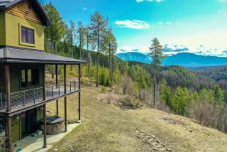 Colorful Cabin with Hot-Tub, Game Room and Gym in Montana - 2
