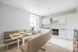 Stylish Tenby Townhouse, Steps from the Beach - 9