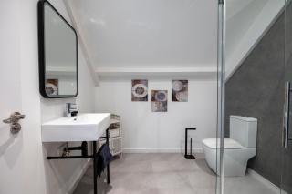 Stylish Tenby Townhouse, Steps from the Beach - 2