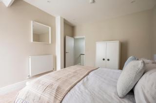 Stylish Tenby Townhouse, Steps from the Beach - 1