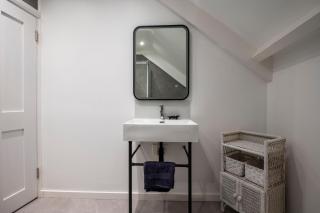 Luxury Tenby Old Town Retreat just 1-minute to Beach with Parking - 1