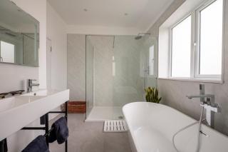 Luxury Tenby Old Town Retreat just 1-minute to Beach with Parking - 2