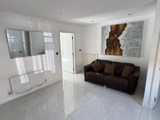 House - Sleeps 5 Private Parking & Pets Allowed - 9