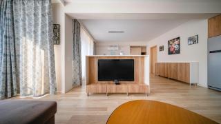 Modern & Spacious Stay with Free Parking - 1