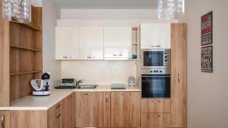 Modern & Spacious Stay with Free Parking - 9