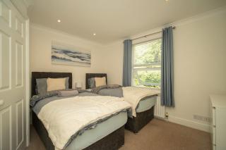 Spacious 3Bed home in Ascot, Sleeps 5, Parking - 7