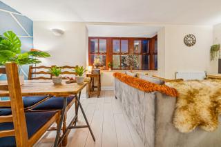 Harbour Mews Stylish 4BR House By AltoLuxo Short Lets & Serviced Accommodation With Free WiFi & Parking - 3