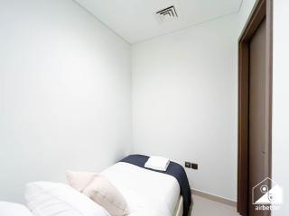 Skyline Elegance, Fountain View 3BR in Downtown - 9