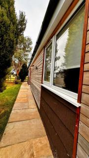 Entick Lodge No 4 - - 3