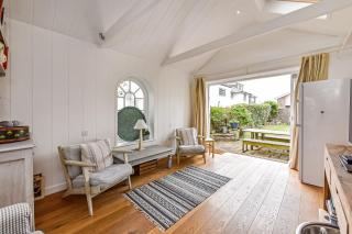 5 Coastguard Cottage and Wash House, West Wittering - 4