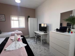 Syster Properties Comfortable Leicester Glen Cottage Stay with Free Parking LE3 - 4