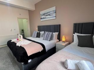 3BR Home, Comfortable Glen Cottage Stay, Free Parking, Sleeps 9, Fast WIFI - Leicester - 4