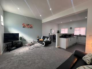 Syster Properties Comfortable Leicester Glen Cottage Stay with Free Parking LE3 - 1