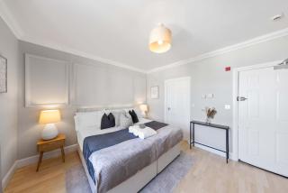 Modern King Bed WiFi Kitchen Perfect for Long Stay - 0