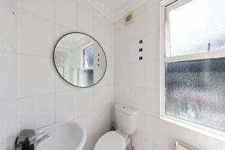 Modern King Bed WiFi Kitchen Perfect for Long Stay - 9