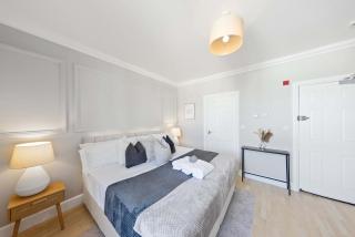 Modern King Bed WiFi Kitchen Perfect for Long Stay - 8