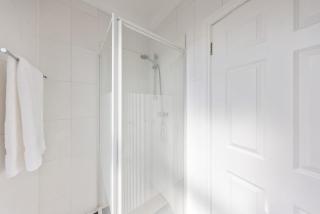 Modern King Bed WiFi Kitchen Perfect for Long Stay - 6