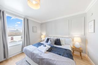 Modern King Bed WiFi Kitchen Perfect for Long Stay - 2