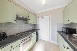 Modern King Bed WiFi Kitchen Perfect for Long Stay - 1
