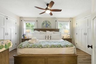 The Holiday House w Dock - 7