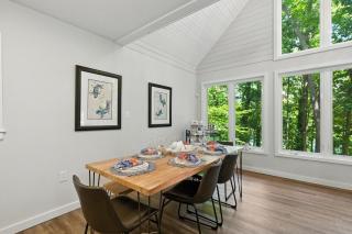 The Holiday House w Dock - 1