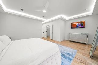 Upscale Group Getaway Sleeps 25 Downtown Dallas - 6