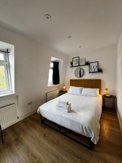 Townhouse Studio with Kitchen & Ensuite - Great Location - 0