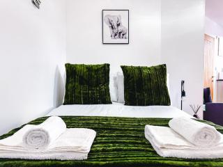 Chic Studio, Free parking, Sleeps 2 - 9