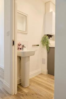 Four Bedroom House by Brookland Stays Serviced Accommodation Short Lets Bristol with Free WiFi - 4