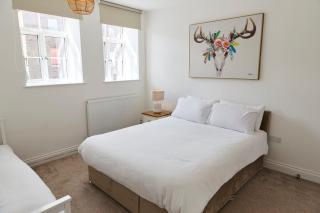 Four Bedroom House by Brookland Stays Serviced Accommodation Short Lets Bristol with Free WiFi - 3