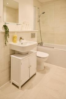 Four Bedroom House by Brookland Stays Serviced Accommodation Short Lets Bristol with Free WiFi - 1