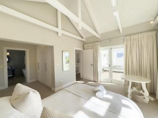 Stylish 4BR Haven w Golf Course Views by the Sea - 4