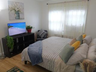 Spacious 4-Bedroom Family Home Sleeps 10 Peaceful Baltimore Suburb - 2