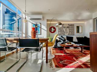 Newly renovated, central, secure 3 bedroom apartment with seaviews & ACs! - Cape Town - 9